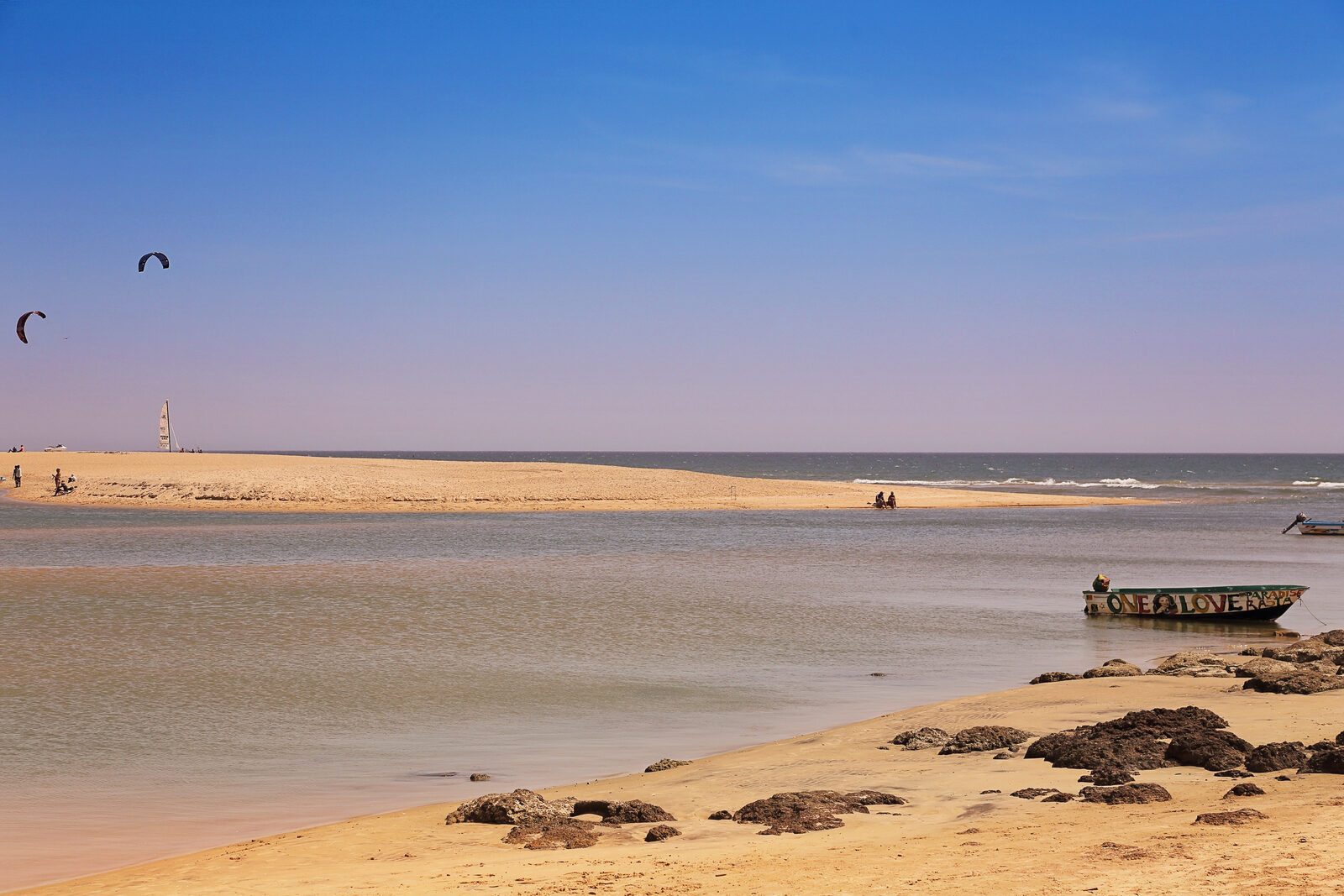 Balade en pirogue — lagune de la Somone Balade en pirogue sur la lagune de la Somone au Sénégal