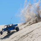 Buggy dévalant une dune de sable au Sénégal