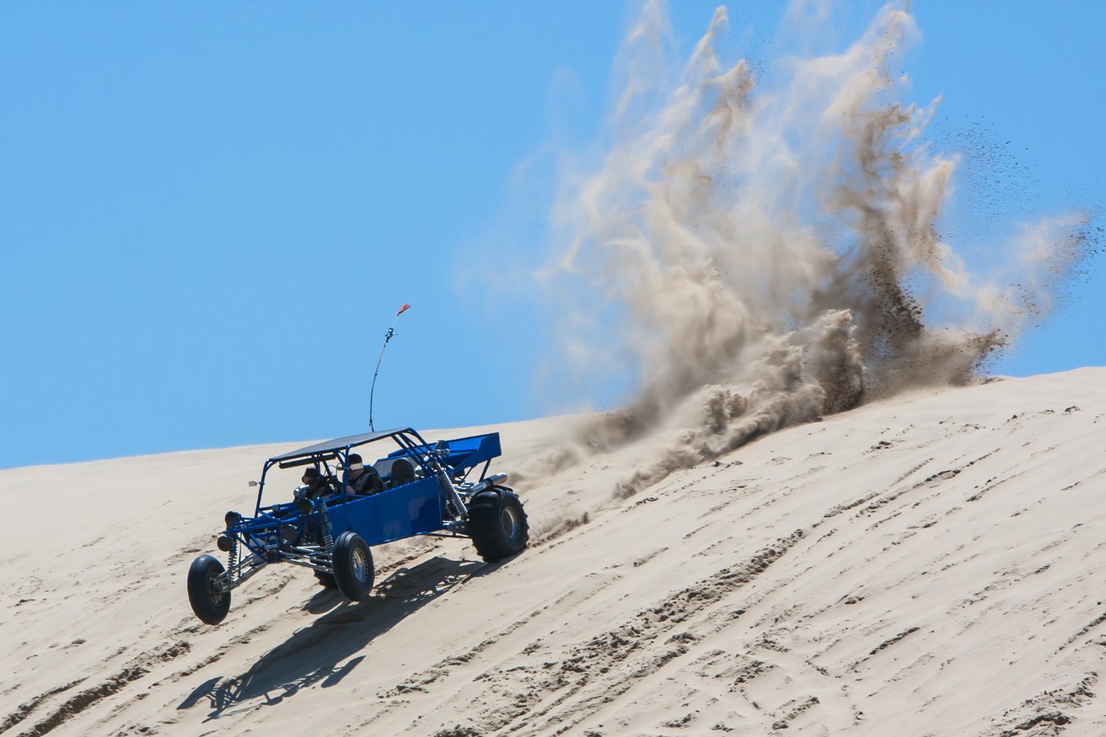 Buggy dans les dunes - Sénégal Buggy dévalant une dune de sable au Sénégal