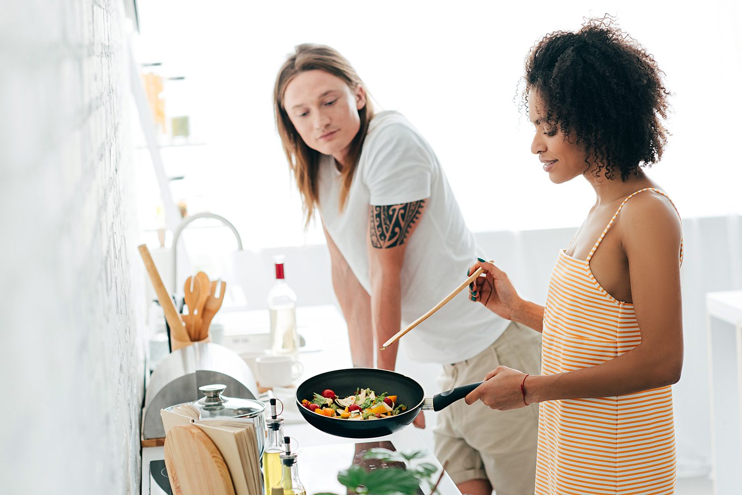 Cours de cuisine femme africaine aux fourneaux Sénégal