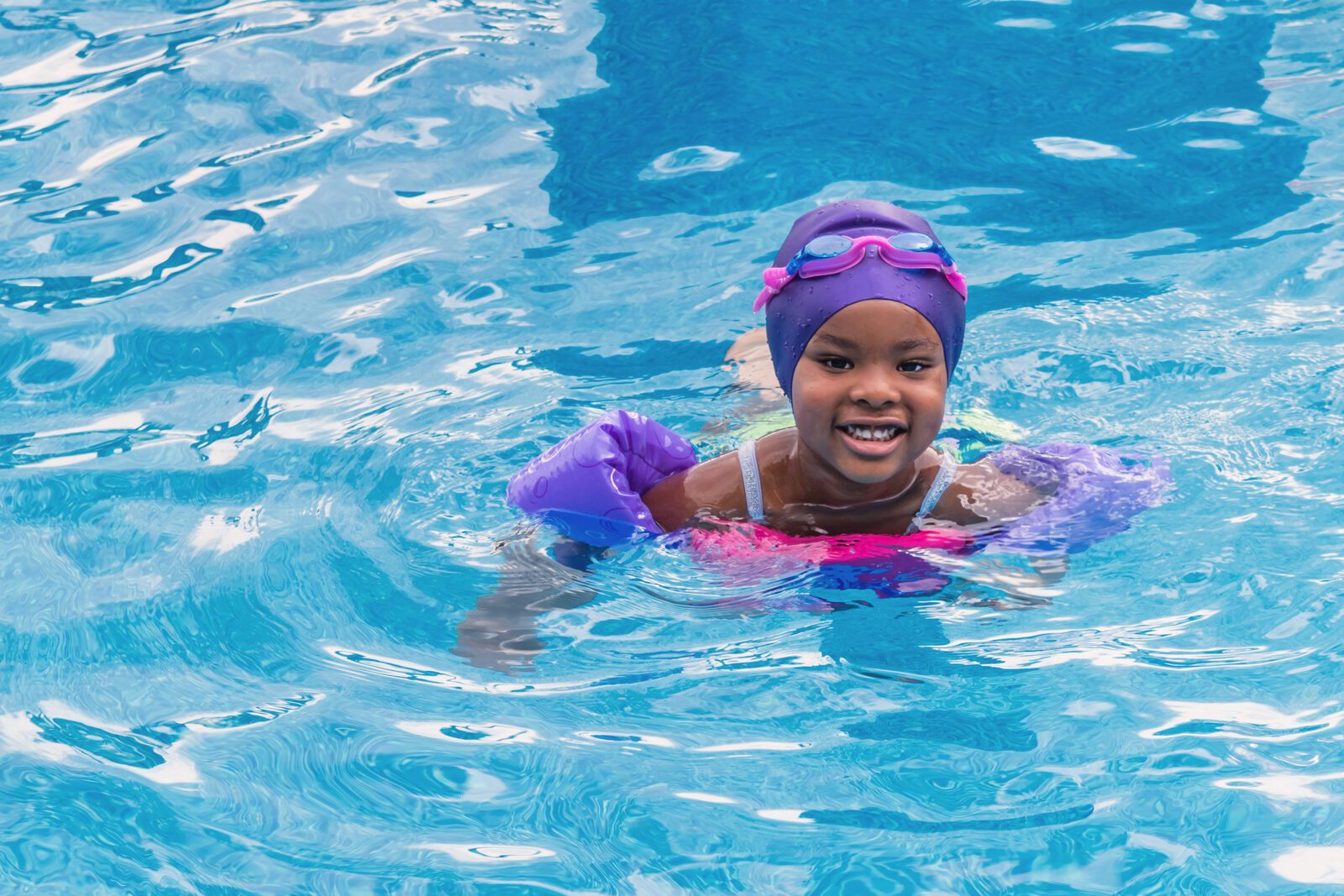 Cours de natation enfant noir piscine
