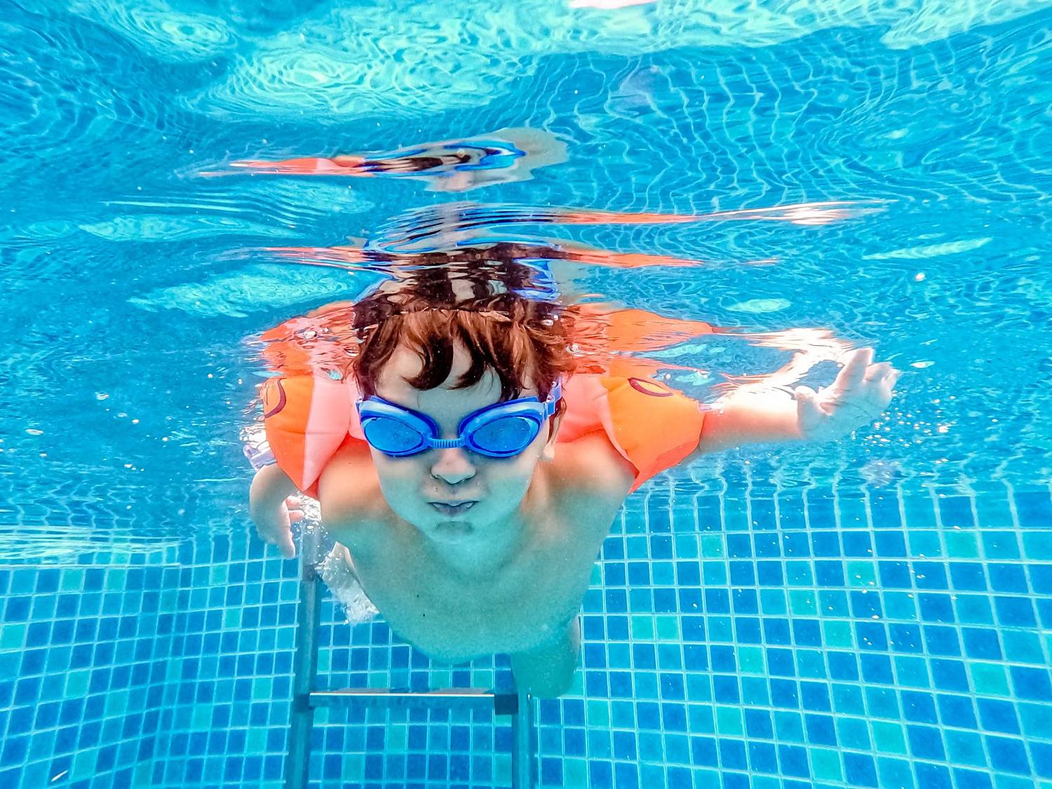 Cours natation enfant en piscine Sénégal