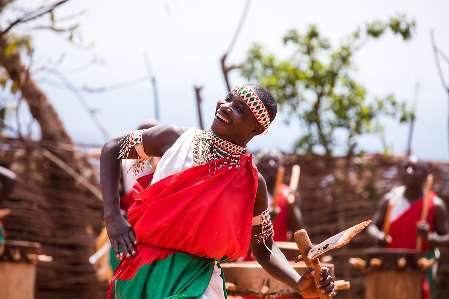 Danseur africain en tenue traditionnelle Sénégal