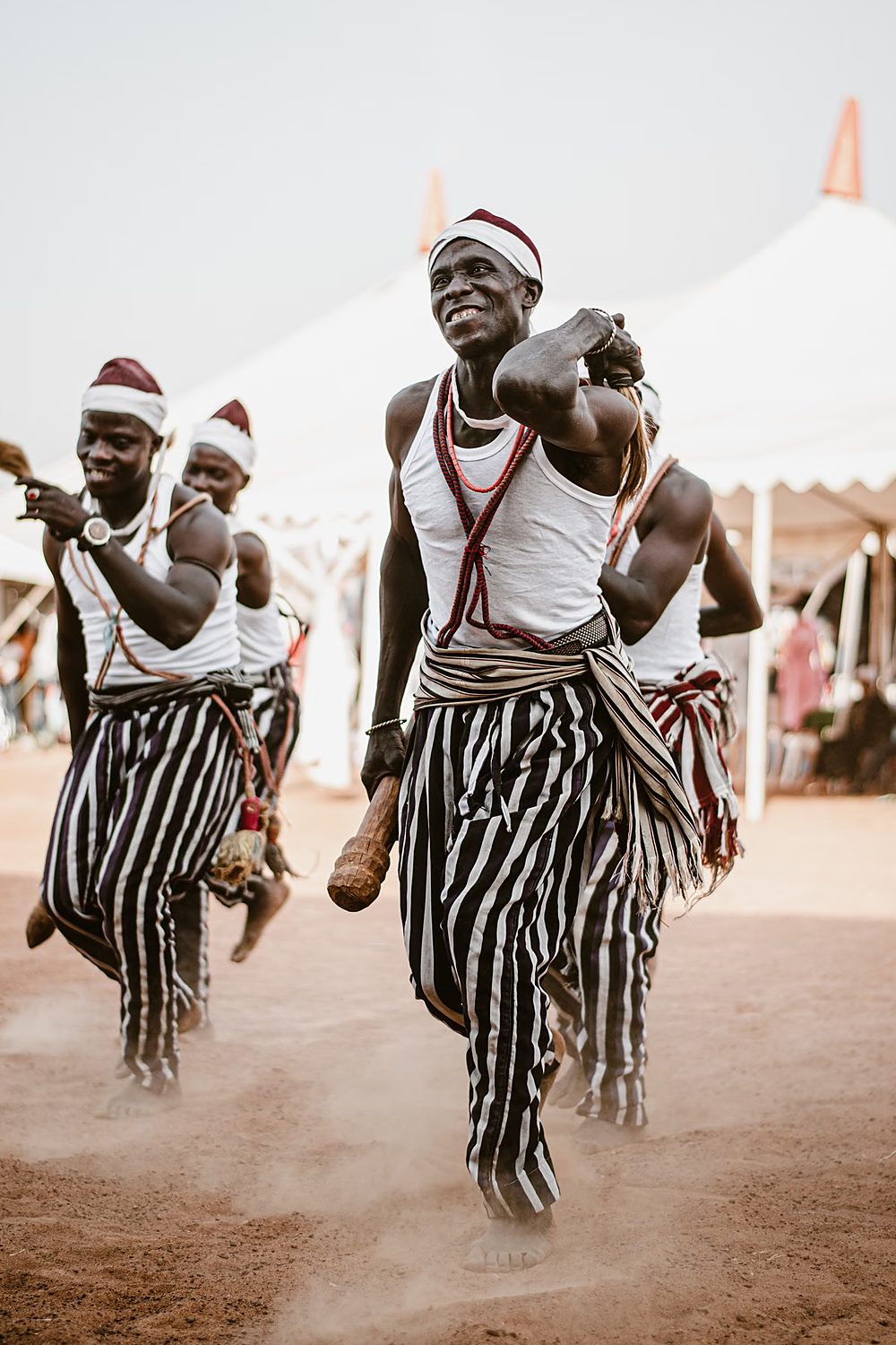 Danseurs africains traditionnels en mouvement Sénégal