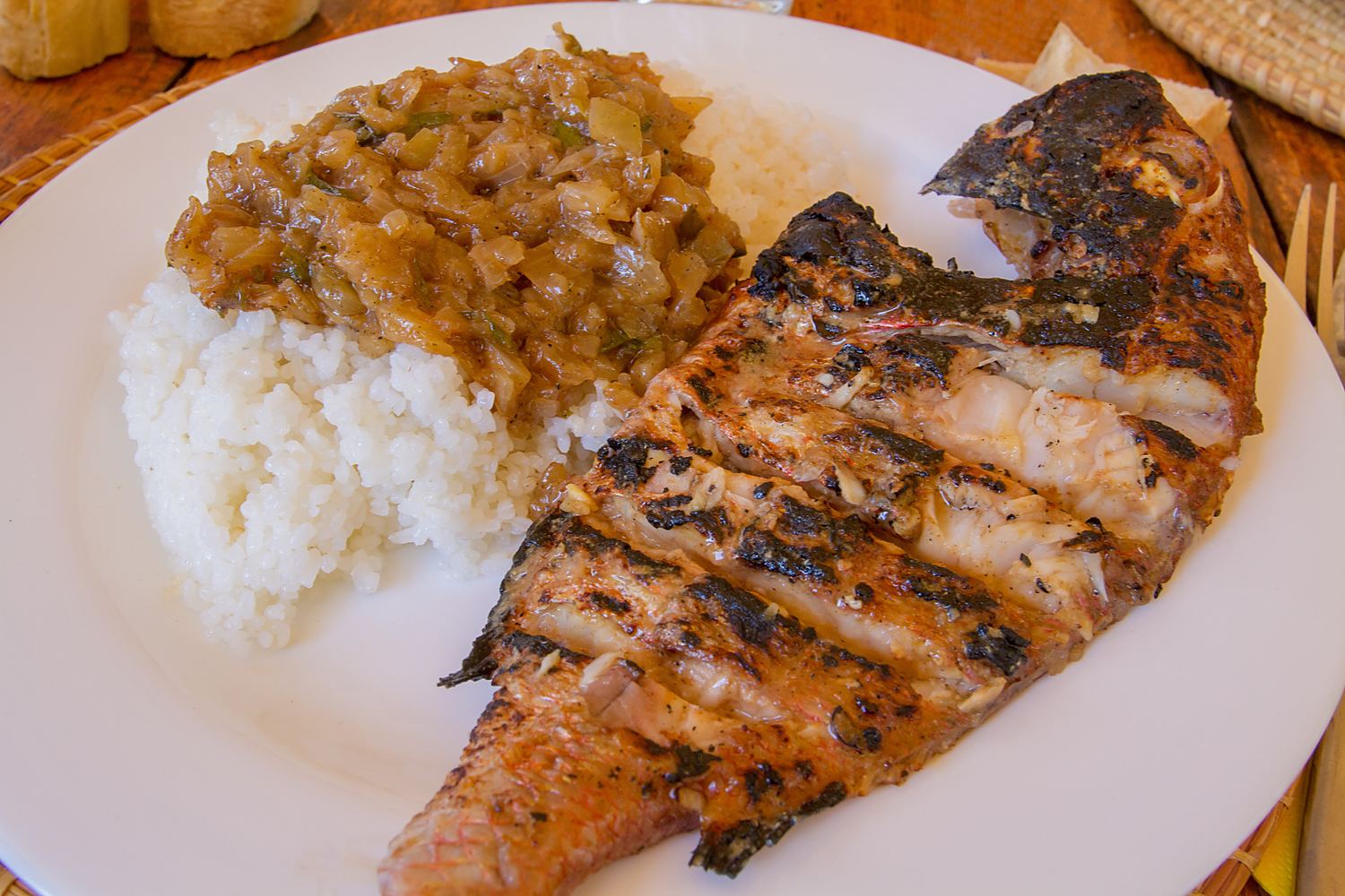 Dorade grillee riz et sauce aux oignons Sénégal