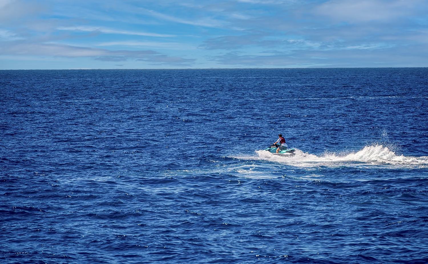 Jet ski pilote de dos au large Sénégal
