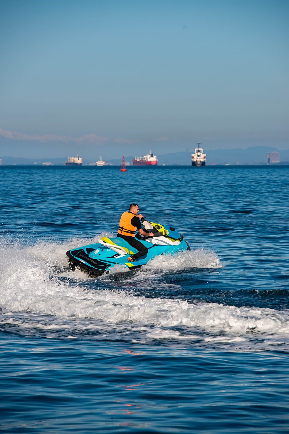 Jet ski pilote gilet orange Sénégal
