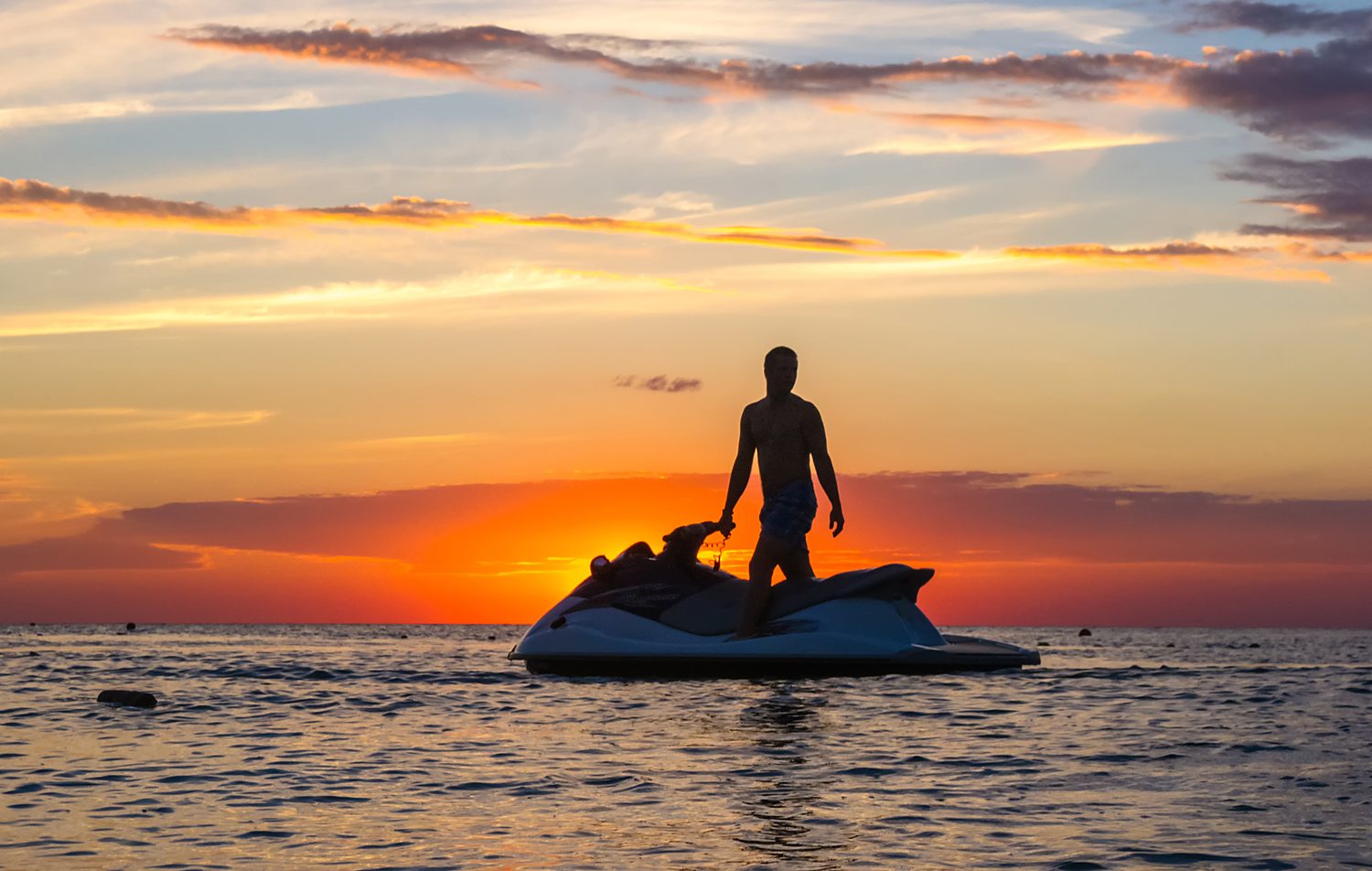 Jet ski pilote silhouette en mer Sénégal
