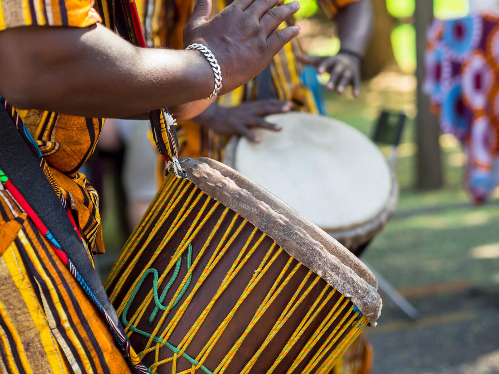 Expérience brousse - soirée jembé Joueur de djembe tam tam, Sénégal
