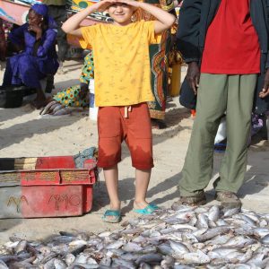 Kayar marche aux poissons enfant, Sénégal