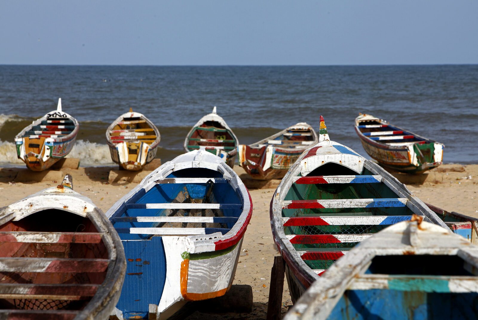 Balade en pirogue - lagune de Somone Kayar pirogues pecheurs plage, Sénégal