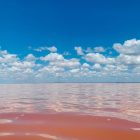 Les eaux roses du lac Retba (lac Rose) au Sénégal