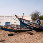 Mbour pirogues colorees plage, Sénégal