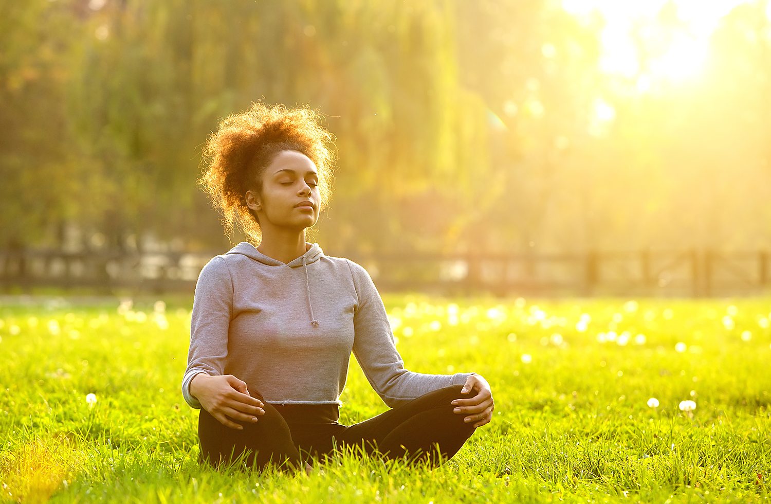 Meditation femme africaine en pleine nature Sénégal
