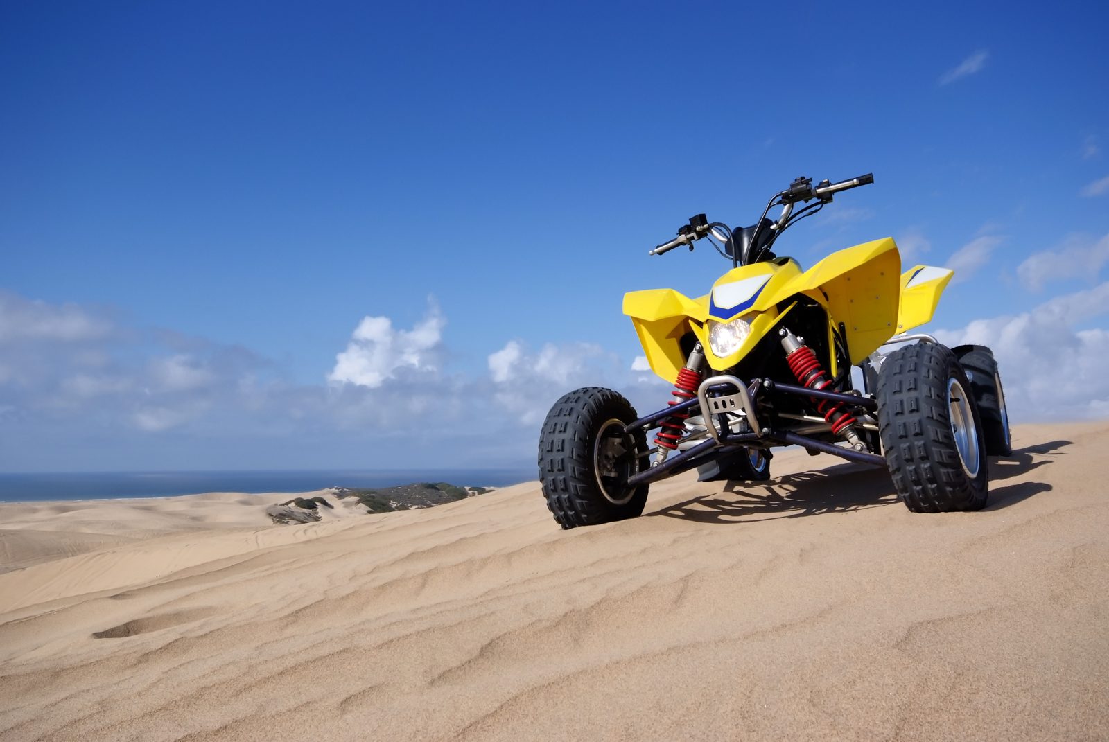 Randonnée quad sur les dunes - Sénégal Quad sur les dunes de sable en bord de plage au Sénégal
