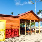 Restaurant de plage sous paillote au bord de l'océan au Sénégal