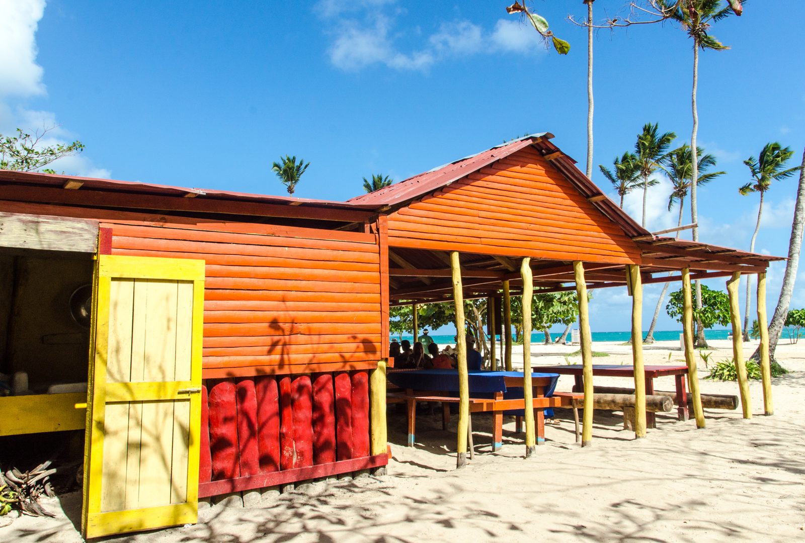 Grillades en bord de plage - Sénégal Restaurant de plage sous paillote au bord de l'océan au Sénégal