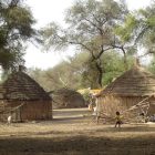 Village peul et cases traditionnelles près de Ngaparou, Sénégal